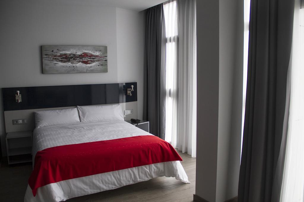 Hotel Santa Eulalia بورتوياني الغرفة الصورة